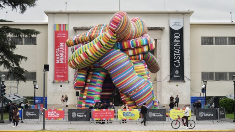 Minujín y su obra en Rosario (Alan Monzón/Rosario3).