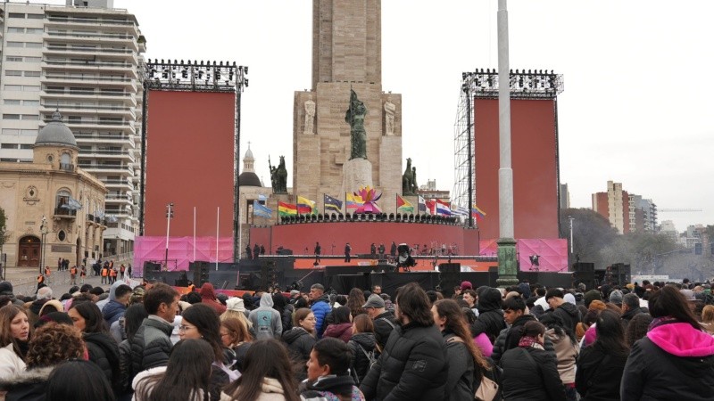 El escenario listo para el show de apertura de los Juegos Suramericanos Santa Fe 2026.