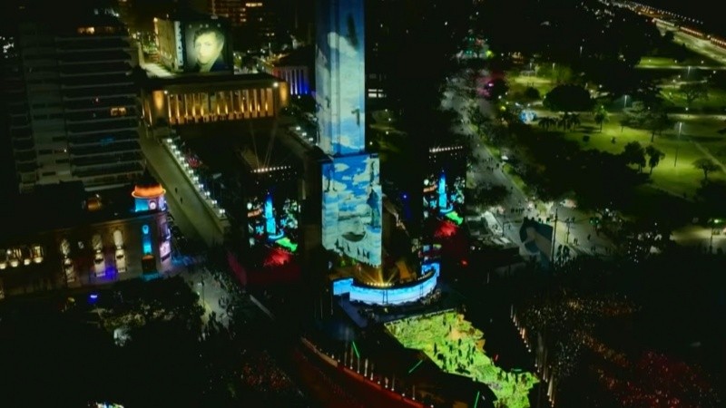 El mapeo de imágenes sobre la torre del Monumento acompañó todo el show.