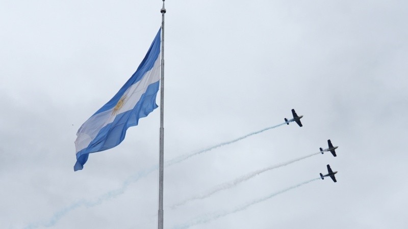 Aviones sobrevolaron el Monumento en la previa al acto de apertura.