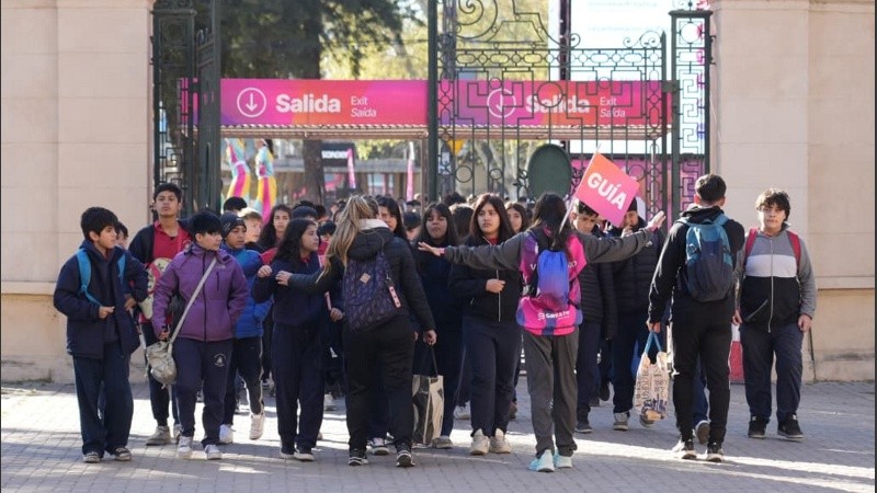 El ingreso de un contingente escolar al predio ferial del parque Independencia (Alan Monzón/Rosario3).