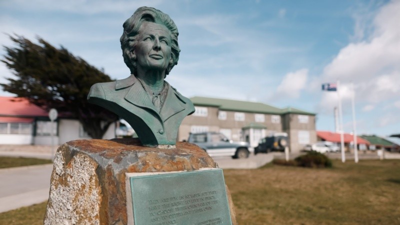 La estatua de Margaret Thatcher en Puerto Argentino. (EFE)