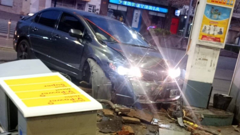 El Civic perdió el control y destrozó un surtidor.