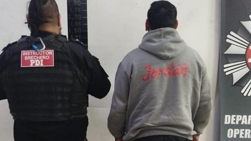 El detenido luego de entregarse en sede de la PDI.