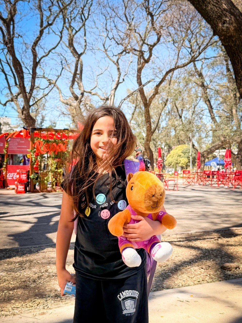 &nbsp;Olivia con su peluche Capi. (Foto: Rosario3)