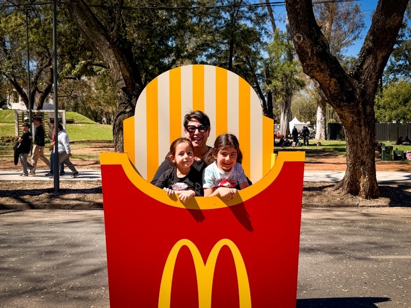 Rocío junto a Olimpia y Constanza. (Foto: Rosario3)