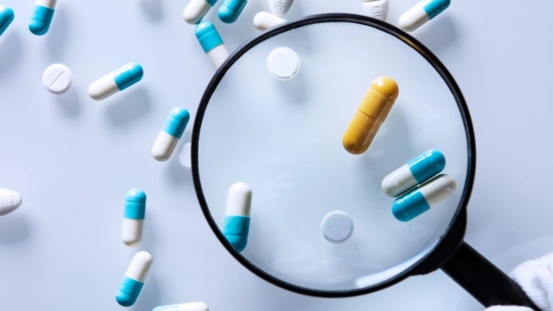 La farmacovigilancia permite seguir evaluando la seguridad de los tratamientos una vez que comienzan a utilizarse en la población.