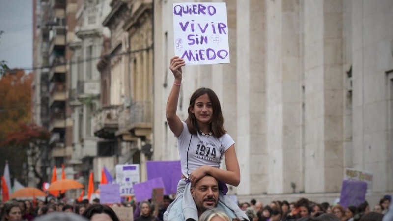 Las calles del centro de Rosario se colmaron este miércoles de mujeres que marcharon bajo el lema Ni Una Menos.