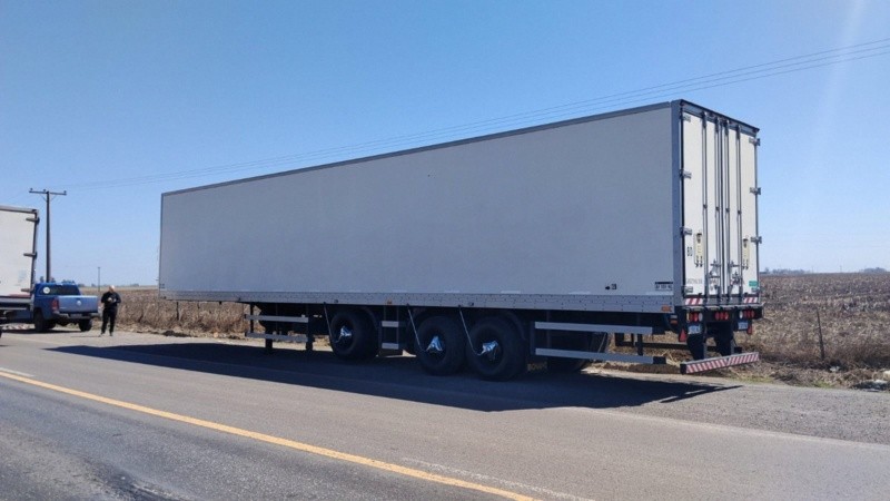 Semirremolque térmico descartado por los delincuentes: no hay noticias del Scania. Foto: Policía.