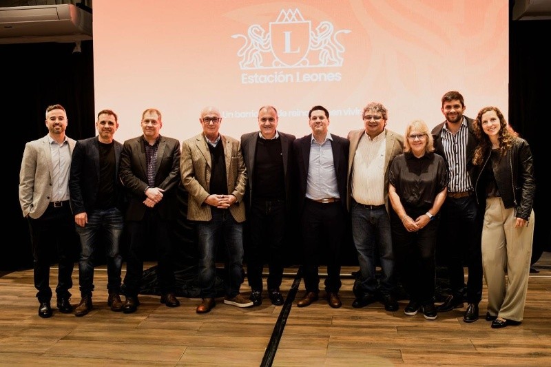 La foto de autoridades e inversores que participaron del evento&nbsp;