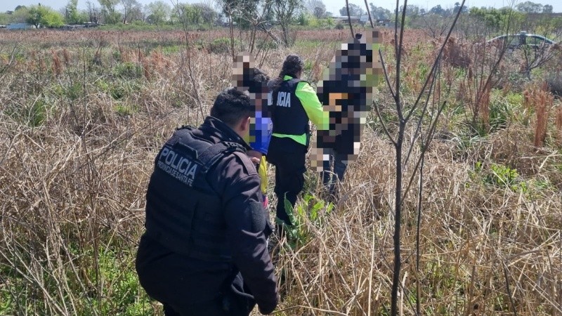 Los tres detenidos por intentar desmantelar la camioneta robada.&nbsp;