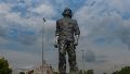 La obra es del escultor Andrés Zerneri y se encuentra en Bv. 27 de febrero y Buenos Aires, en el Parque Yrigoyen.