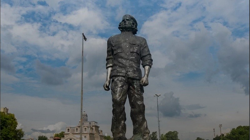 La obra es del escultor Andrés Zerneri y se encuentra en Bv. 27 de febrero y Buenos Aires, en el Parque Yrigoyen.