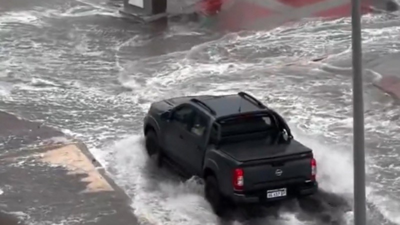 El agua avanza por las calles de Monte Hermoso.