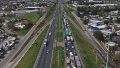 La fila de camiones y vehículos supera los 2 kilómetros. (El Tres)