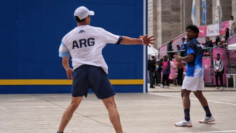 El argentino Astorga protagonizó uno de los seis partidos del día en el Monumento, entre varones y mujeres. (Alan Monzón/Rosario3)