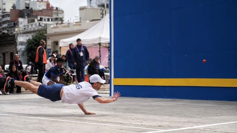 &nbsp;El argentino Astorga protagonizó uno de los seis partidos del día en el Monumento, entre varones y mujeres. (Alan Monzón/Rosario3)