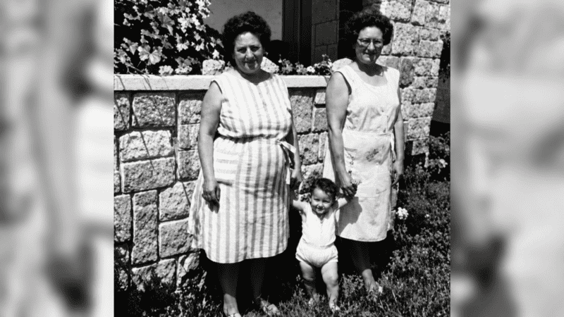 Fito Páez de niño junto a su abuela y su tía abuela, dos figuras fundamentales de su infancia y de una historia familiar que quedó marcada por la tragedia de 1986.&nbsp;
