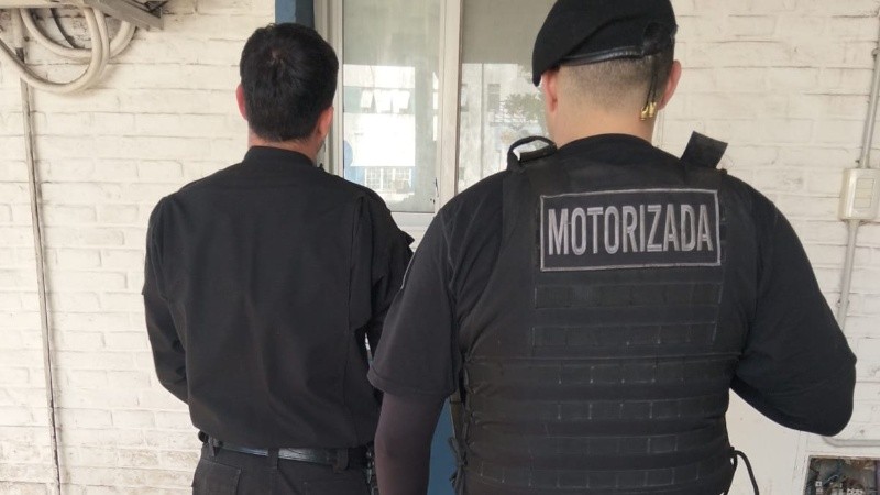 El agente fue aprehendido.