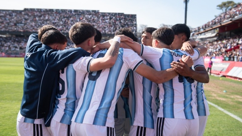 El abrazo de los pibes argentinos por el triunfo en el Coloso&nbsp;