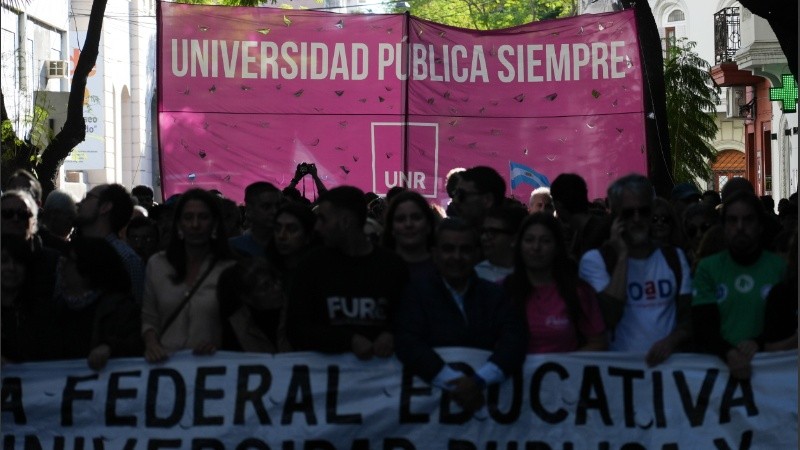 Los docentes de la UNR votaron por un paro por tiempo indeterminado en reclamo de mayor presupuesto y mejoras salariales.