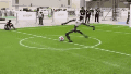 El androide que iba a reemplazar a los futbolistas se hizo viral por errar una pelota parada.