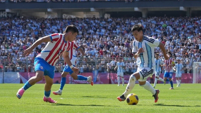 Ian Subiabre encara a su marcador de Paraguay en el Coloso a reventar (Alan Monzón/Rosario3)