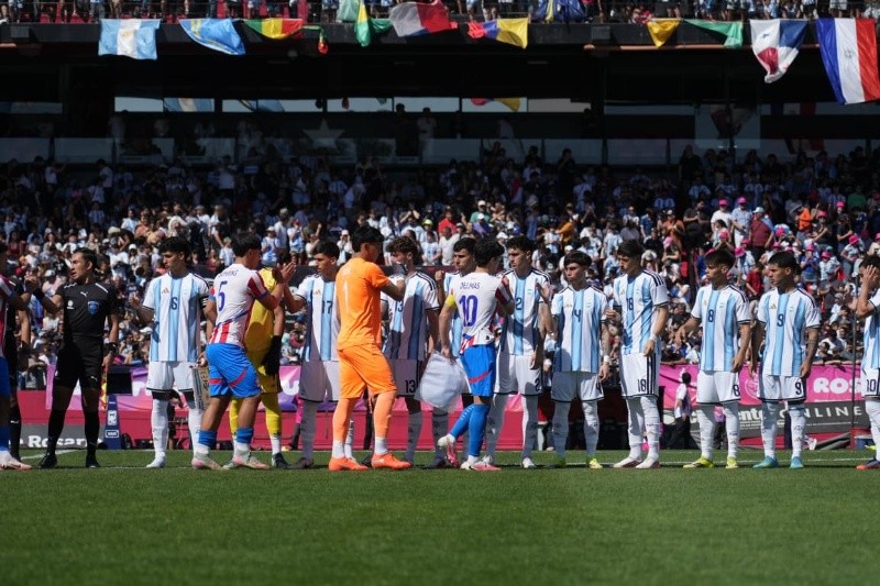 El saludo protocolar de los dos equipos finalistas (Alan Monzón/Rosario3).&nbsp;