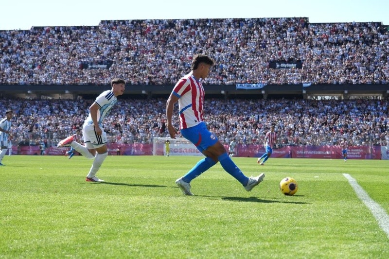 Los pibes argentinos y los paraguayos disputan el partido por la dorada (Alan Monzón/Rosario3).