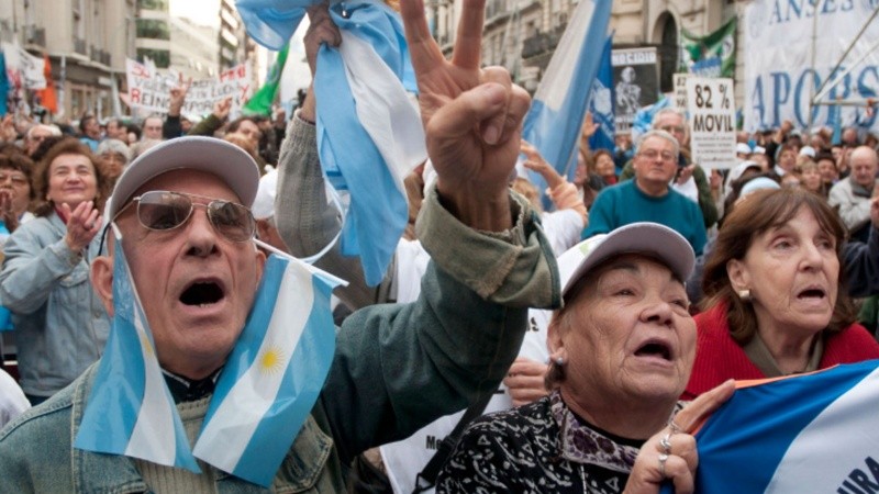 Jubilados y jubiladas volvieron a movilizarse este miércoles frente al Congreso Nacional.