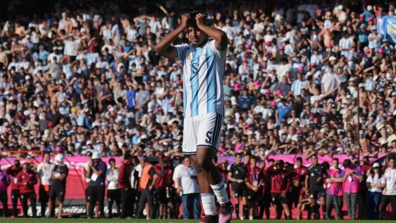 La incredulidad del pibe Olima, tras errar el penal (Alan Monzón/Rosario3).