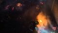 Bomberos Voluntarios trabajando en el baldío incendiado.
