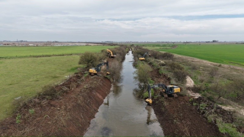 Avanza el saneamiento de los canales Ibarlucea y Salvat y del arroyo San Lorenzo.