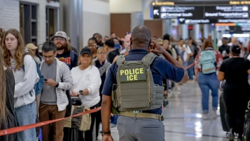 Un agente del Servicio de Inmigración y Aduanas (ICE).