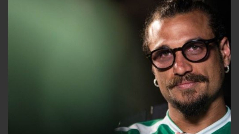 El exfutbolista sigue internado