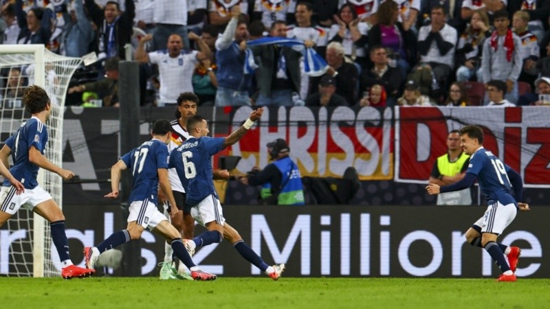 Los helénicos dieron el golpe con un gol de Kourbelis a los 74 minutos. (EFE)