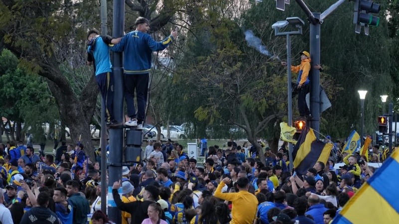 Los hinchas de Central festejan en el Monumento (Alan Monzón/Rosario3).
