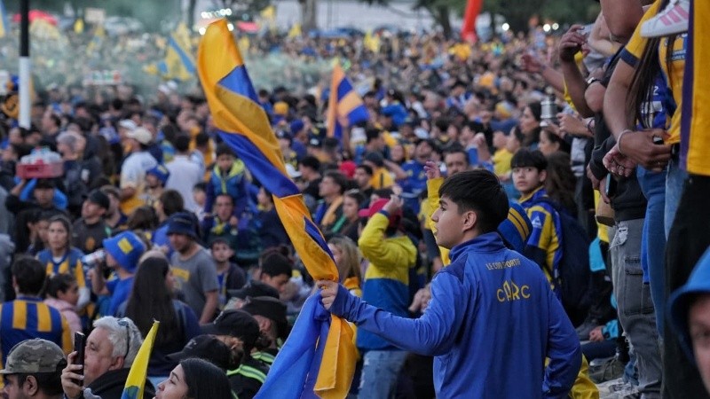 Los hinchas de Central festejan en el Monumento (Alan Monzón/Rosario3).