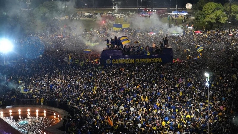 Los hinchas de Central festejan en el Monumento (Alan Monzón/Rosario3).