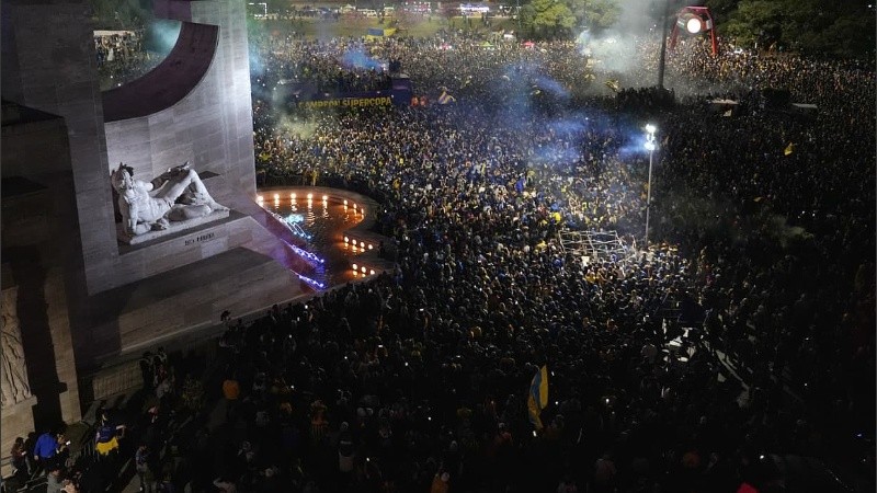 Los hinchas de Central festejan en el Monumento (Alan Monzón/Rosario3).