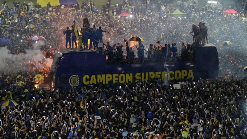 Los hinchas de Central festejan en el Monumento (Alan Monzón/Rosario3).
