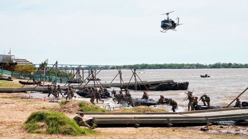 Importante despliegue del ejército en la costanera de Rosario.