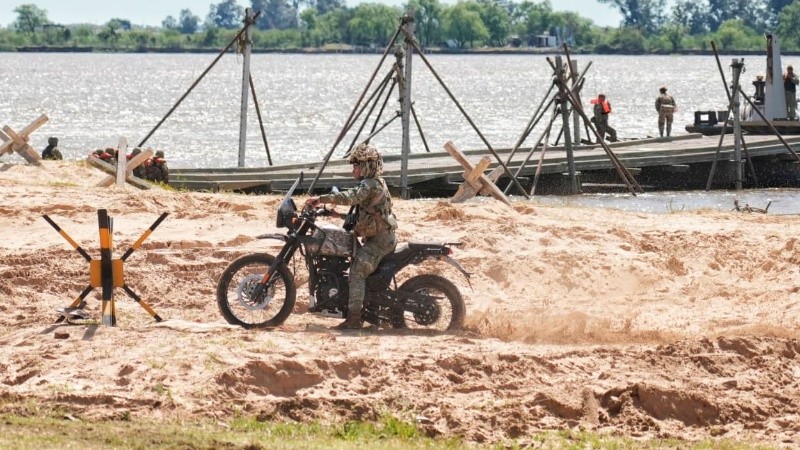 Importante despliegue del ejército en la costanera de Rosario.