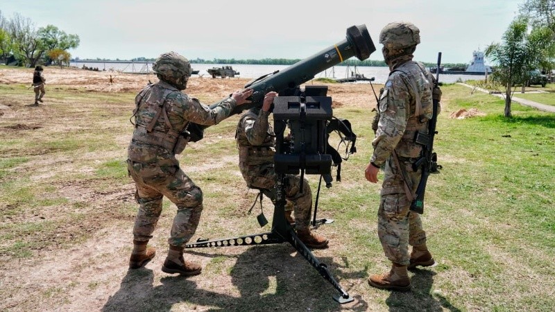 Importante despliegue del ejército en la costanera de Rosario.