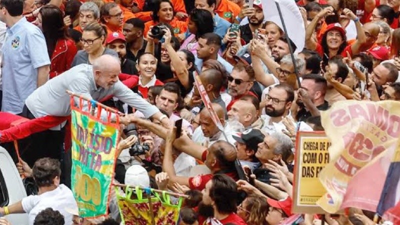 Lula encabezó una multitudinaria movilización en Río para cerrar su campaña.