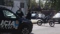 Tanto el motociclista como el adolescente fueron trasladados en ambulancia.