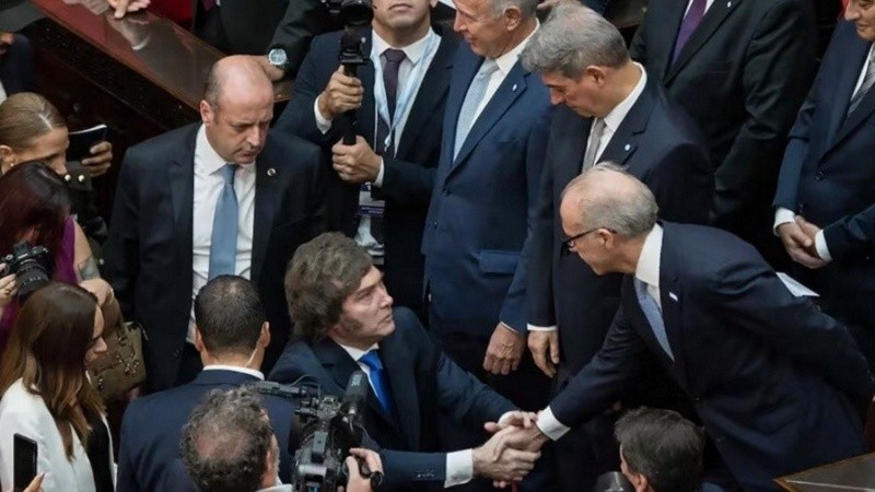 Javier Milei saluda a los jueces de la Corte Suprema de Justicia (Imagen de archivo).&nbsp;