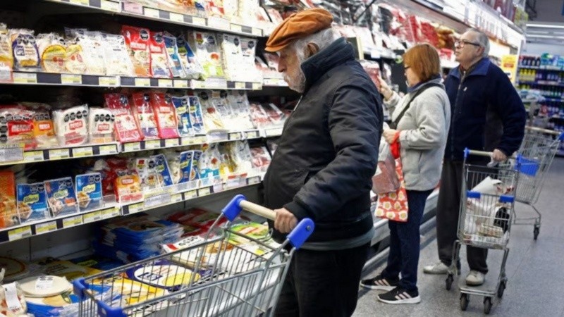 La falta de consumo pega en el sector comercial y también al industrial.