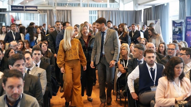 La titular del MPA, Vranicich, junto a la ministra Monteoliva y el gobernador Pullaro.