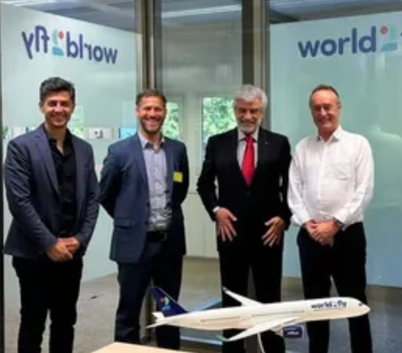 Eduardo Romagnoli, de corbata roja, en junio de 2023 firmando un acuerdo con World2Fly en Europa&nbsp;